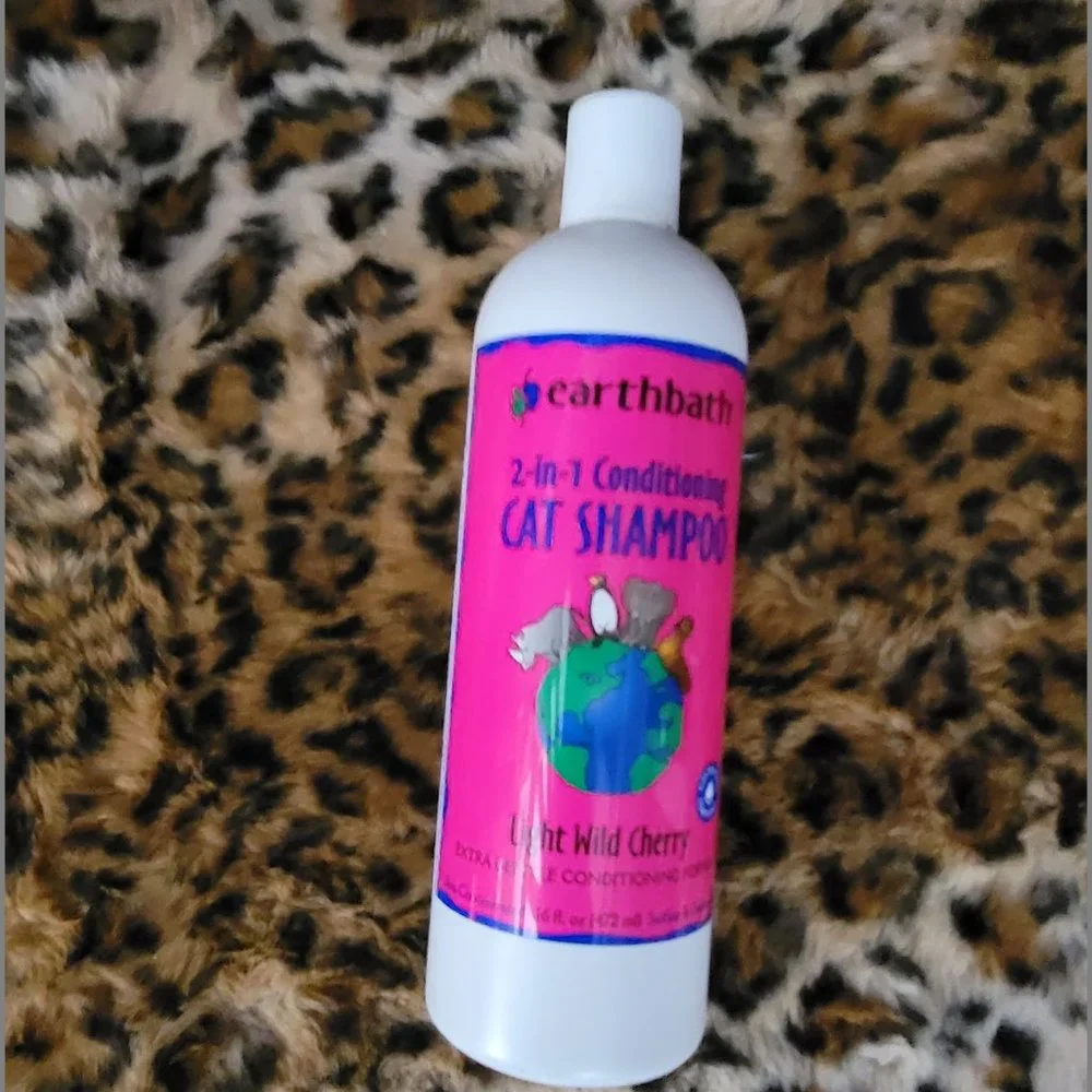 Cat Shampoo Earthbath Natural.. Bran New! Safe for Kittens! .. Luv The Smell